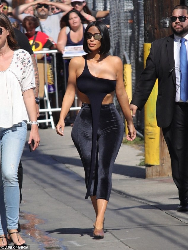 Kim Kardashian lộ vòng ba ngoại cỡ - 6
Kim Kardashian vừa ra mắt bộ sưu tập nước hoa bán rất chạy