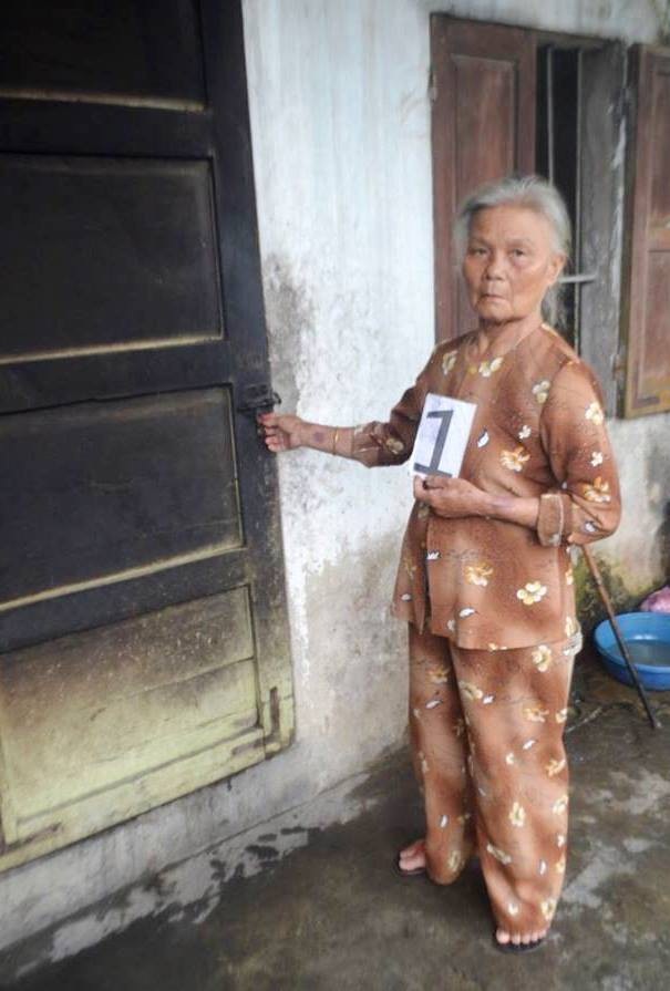 “Siêu trộm” 70 tuổi cạy cửa nhà dân ăn cắp vàng - 1
Cụ bà Hồ Thị Phi diễn lại cảnh cạy cửa nhà ông Sáu để vào trộm cắp