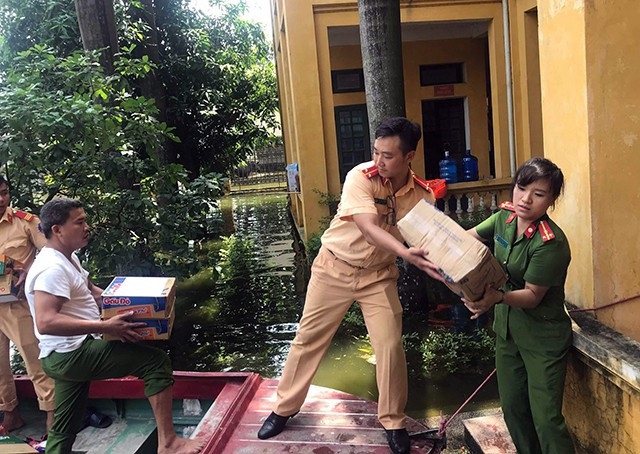 Chương Mỹ dừng cuộc họp không cấp thiết để dồn toàn lực ứng phó mưa lũ - 1 Lực lượng công an chuyển nhu yếu phẩm đến từng hộ dân vùng ngập úng ở huyện Chương Mỹ trong ngày 31/7