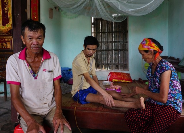 "Giữa thời bình, có ai khổ như tôi nữa không ?!" - 1 Ba con người khốn khổ bệnh tật chăm nhau