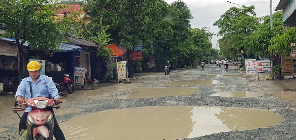 1km đường, 4 năm làm không xong, dân kêu mãi không thấu - 2
Đây là tuyến đường có nhiều phương tiện ô tô tải trọng lớn lưu thông nên ngày càng xuống cấp, gây ngập úng vào mùa mưa và bụi bặm vào mùa nắng.