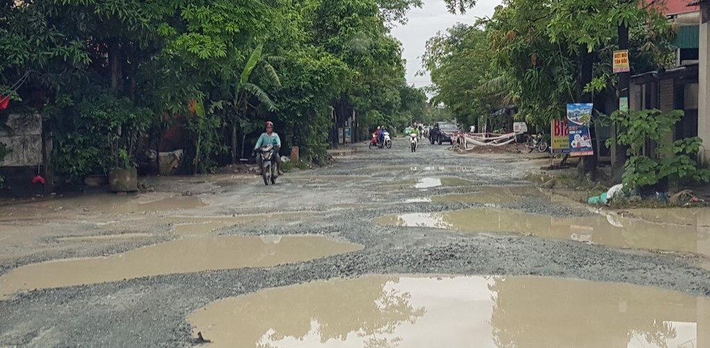 1km đường, 4 năm làm không xong, dân kêu mãi không thấu - 3 Các phương tiện khi qua đây đều hết sức khó khăn, thực tế có rất nhiều vụ tai nạn giao thông đã xảy ra, còn đối với các hộ dân sống hai bên đường mọi sinh hoạt hàng ngày cũng bị ảnh hưởng rất nhiều.
