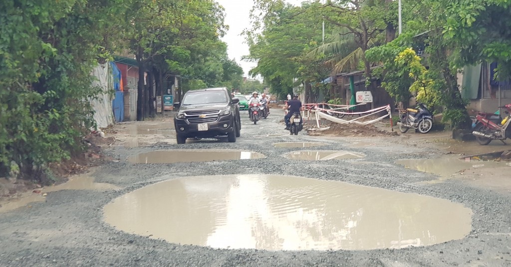 1km đường, 4 năm làm không xong, dân kêu mãi không thấu - 4 Mặc dù người dân cũng như cơ quan chức năng phường Vinh Tân đã nhiều lần gửi công văn đề nghị tu sửa lại tuyến đường để an toàn cho người tham gia giao thông, song đến nay sự việc vẫn chưa được giải quyết.