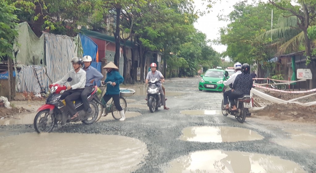 1km đường, 4 năm làm không xong, dân kêu mãi không thấu - 5 Năm 2014, Dự án mở rộng, nâng cấp đường Phạm Hồng Thái đã được thực hiện do Sở Giao thông Vận tải Nghệ An làm chủ đầu tư, quá trình triển khai có một số đoạn không giải phóng mặt bằng được nên thi công bề rộng nền đường theo hiện trạng, không rải thảm bê tông nhựa, không có hệ thống mương thoát nước dọc đường, do đó tuyến đường nhanh chóng bị hư hỏng, xuống cấp.
