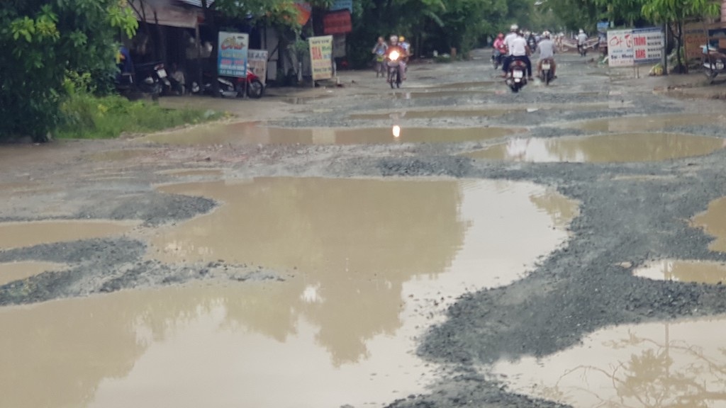 1km đường, 4 năm làm không xong, dân kêu mãi không thấu - 15
Theo đó, UBND Thành phố Vinh cũng đã yêu cầu Công ty cổ phần Quản lý và phát triển hạ tầng đô thị Vinh sớm triển khai thực hiện việc duy tu, sửa chữa đường theo nội dung Quyết định số 2829/QĐ-UBND ngày 27/4/2016 của UBND Thành phố, trong đó ưu tiên triển khai thi công sửa chữa đoạn đường Phạm Hồng Thái bị hư hỏng. Yêu cầu hoàn thành trước ngày 30/7/2016. Tuy nhiên, đến nay (30/7/2018), tuyến đường này vẫn chưa được sửa chữa, thậm chí hư hỏng càng nặng hơn ….
