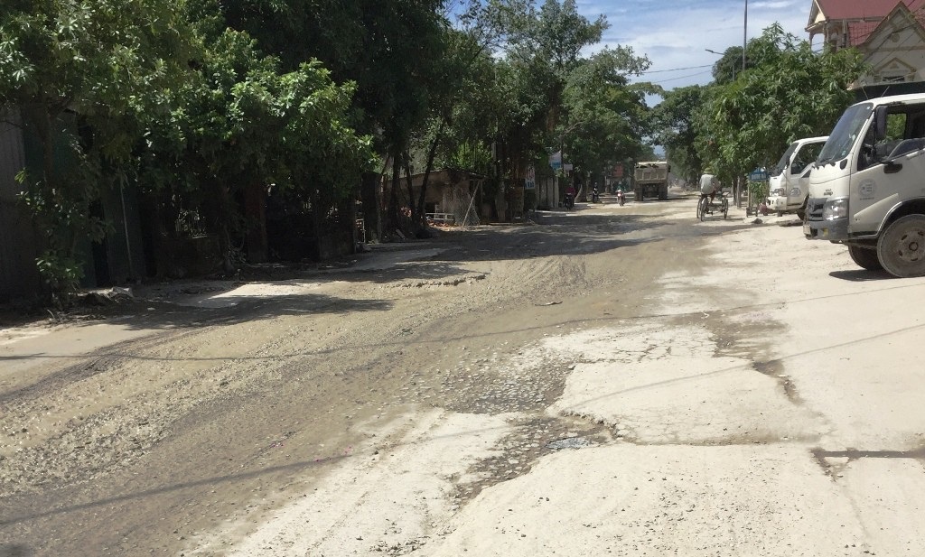1km đường, 4 năm làm không xong, dân kêu mãi không thấu - 8 Hằng ngày, người dân và những dòng phương tiện phải khổ sở lưu thông qua tuyến đường này ...