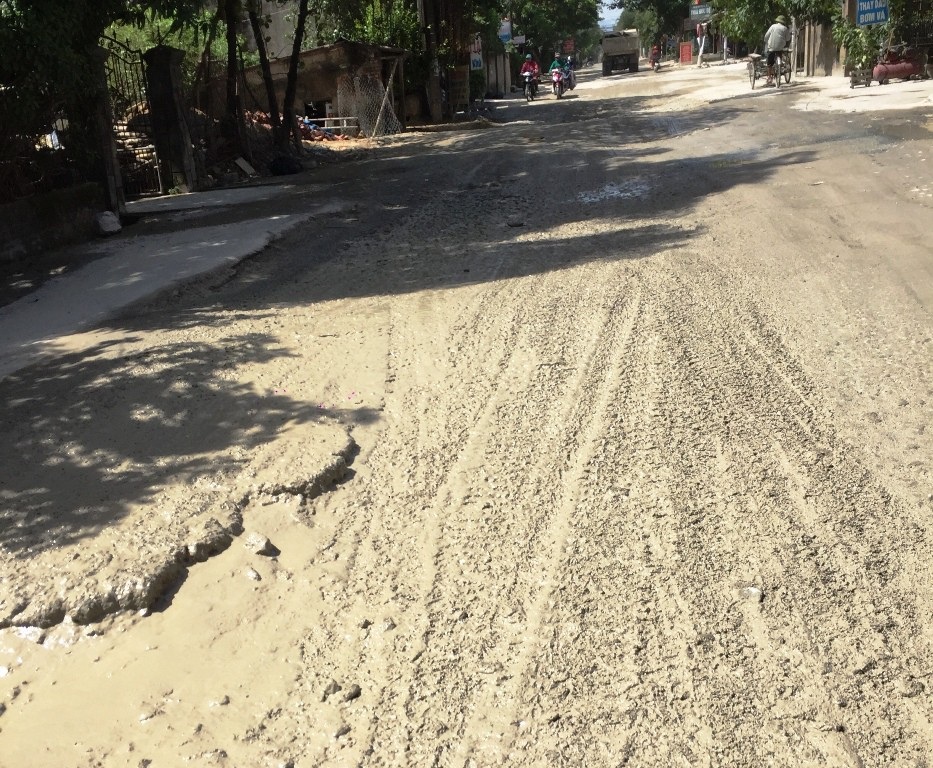 1km đường, 4 năm làm không xong, dân kêu mãi không thấu - 11 Ngày 27/4/2016, UBND Thành phố đã ban hành Quyết định số 2829/QĐ-UBND vê việc phê duyệt hồ sơ dự toán công trình: Duy tu, bảo dưỡng đường thường xuyên thành phố Vinh đợt 1, năm 2016, trong đó có hạng mục sửa chữa đường Phạm Hồng Thái, giao Công ty CP Quản lý và phát triển hạ tầng đô thị Vinh được triển khai thực hiện.