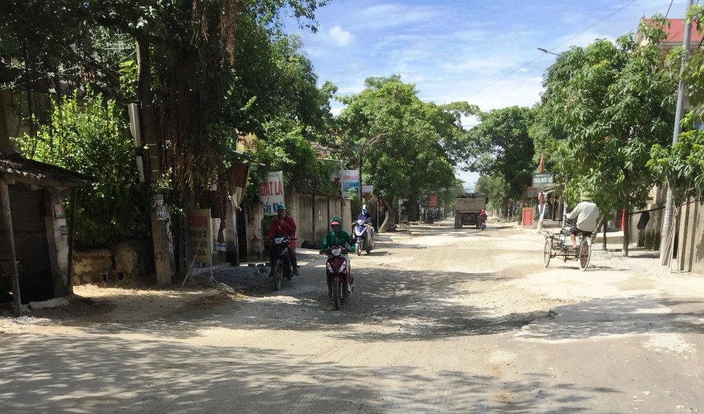 1km đường, 4 năm làm không xong, dân kêu mãi không thấu - 10
Trước tình hình đó, năm 2015, Thành phố Vinh đã chỉ đạo Công ty cổ phần Quản lý và phát triển hạ tầng đô thị Vinh thi công sửa chữa các hư hỏng, ổ gà, ổ voi trên tuyến đường để nhân dân đi lại được thuận tiện, tuy nhiên hiện nay lại hư hỏng, xuống cấp ….