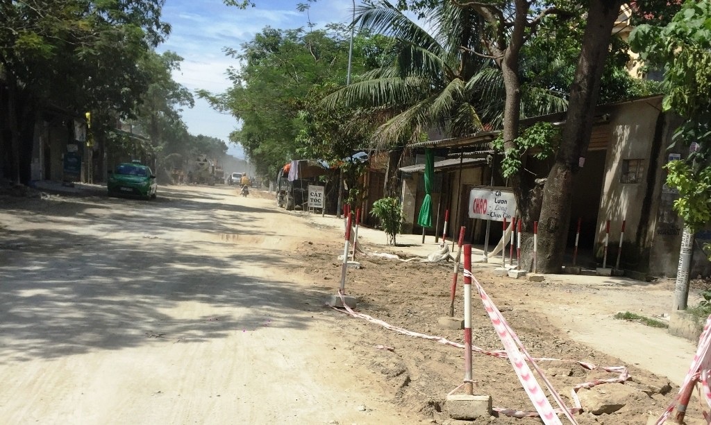 1km đường, 4 năm làm không xong, dân kêu mãi không thấu - 14
Trước phản ánh của người dân về sự xuống cấp của tuyến đường, đại diện UBND phường Vinh Tân đã nhiều lần kiến nghị thành phố Vinh triển khai hoàn thiện tuyến đường. Tuy nhiên đến nay, mọi việc vẫn dậm chân tại chỗ.