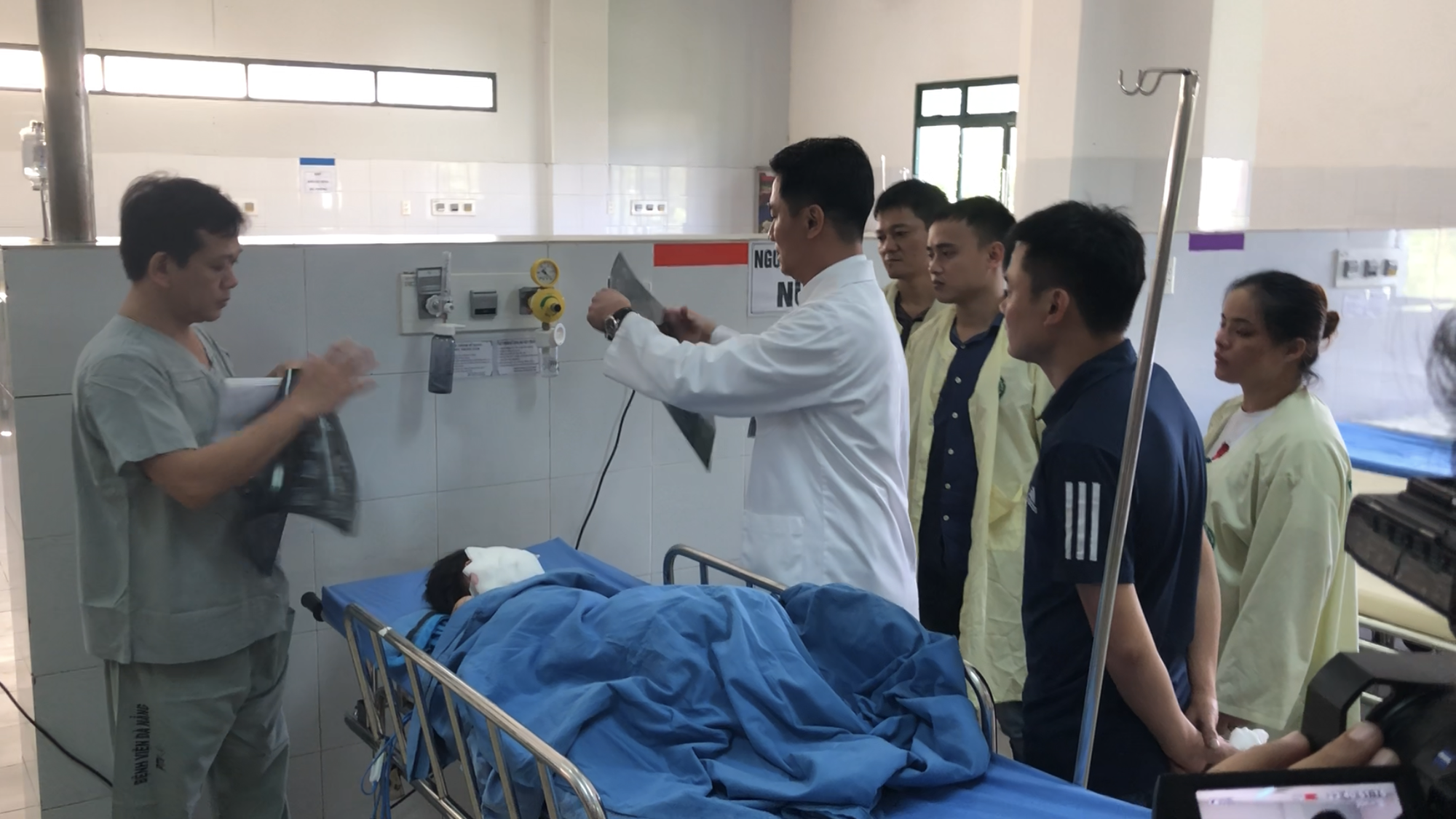 Vụ tai nạn thảm khốc: Giả mạo người nhà nạn nhân để nhận tiền ủng hộ - 1 Các nạn nhân bị thương nặng trong vụ tai nạn đang được điều trị tại Bệnh viện Đà Nẵng