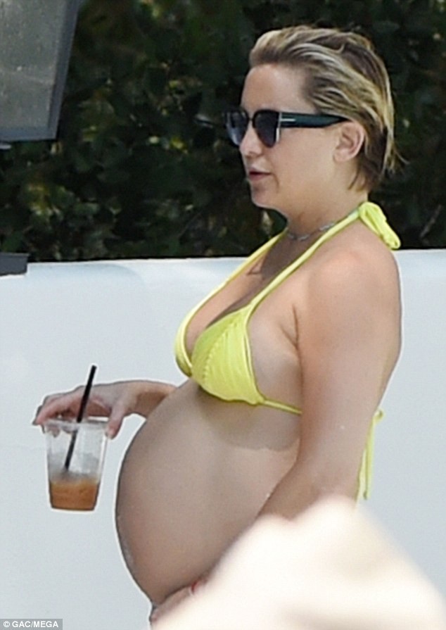 Diện bikini gợi cảm, Kate Hudson khoe bụng bầu căng tròn - 13
Yêu bản thân là một cách giúp Kate luôn rang ngời và xinh đẹp. Kate là một fan của bộ môn yoga và thiền định. “Thiền định giúp tôi thay đổi cuộc sống. Bạn có thể cảm nhận sự thay đổi bên trong mình khi ngồi thiền đều đặn. Ít nhất tôi đã luyện tập thiền từ năm 2014 và tôi thiền 20 phút mỗi sáng, và sẽ thiền thêm 20 phút mỗi chiều, Kate nói về cách cân bằng cuộc sống.