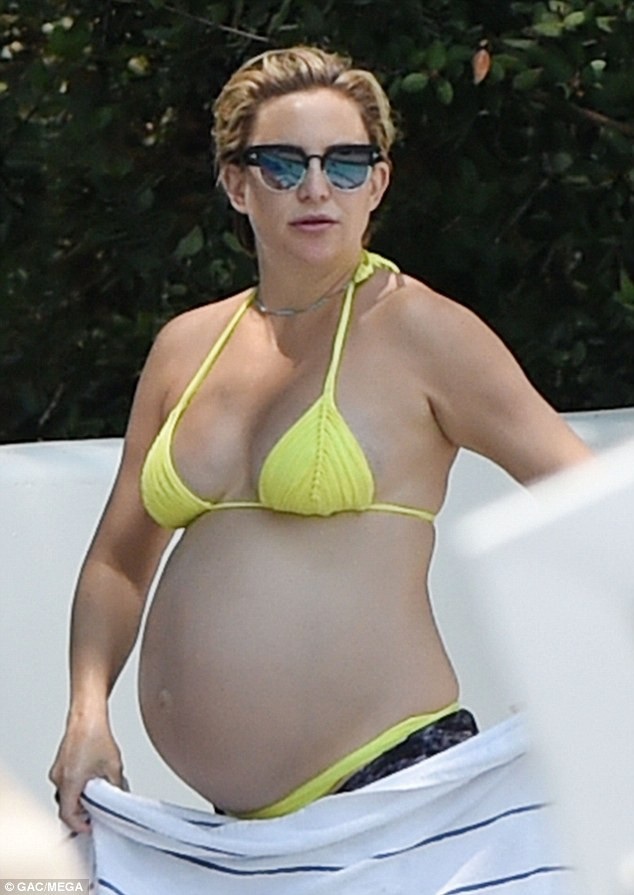 Diện bikini gợi cảm, Kate Hudson khoe bụng bầu căng tròn - 12
Kate Hudson còn tham gia viết sách và đã có hai cuốn sách được xuất bản. Ngoài ra cô còn phát hành clip dạy tập thể dục và chia sẻ bí quyết làm đẹp, chăm sóc da.