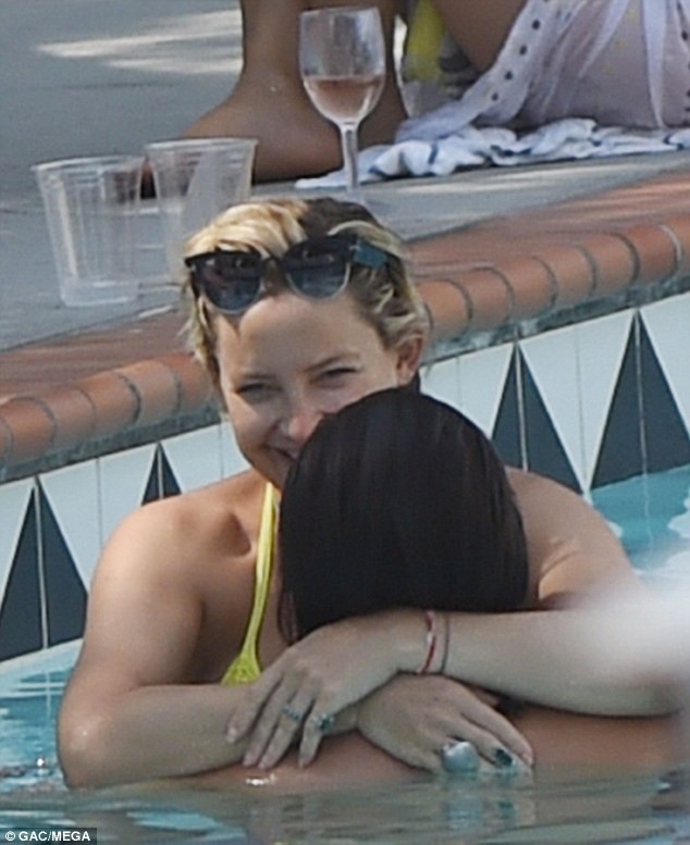 Diện bikini gợi cảm, Kate Hudson khoe bụng bầu căng tròn - 11
Kate ôm bạn trai kem tuổi trong bể bơi. Cặp đôi đã ở bên nhau 1 năm nhưng chưa có ý định làm đám cưới.