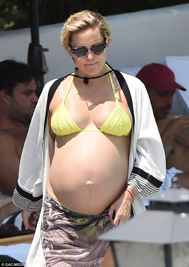 Diện bikini gợi cảm, Kate Hudson khoe bụng bầu căng tròn - 10
Nữ diễn viên 39 tuổi là con gái của hai ngôi sao nổi tiếng tại Hollywood. Kế thừa truyền thống nghệ thuật của gia đình, Kate tham gia đóng phim từ khi còn nhỏ và nhanh chóng nổi tiếng. Cô từng giành một giải Quả cầu vàng và không ít lần được đề cử Oscar. Những bộ phim nổi tiếng của Kate gồm How to Lose a Guy in 10 Days (2003), Raising Helen (2004), The Skeleton Key (2005), You, Me and Dupree (2006), Fools Gold (2008), Bride Wars (2009), Nine (2009), và Deepwater Horizon (2016).