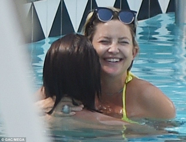 Diện bikini gợi cảm, Kate Hudson khoe bụng bầu căng tròn - 8
Nụ cười rạng ngời và viên mãn của ngôi sao 39 tuổi luôn túc trực trên môi cô. Kate quan niệm khá thoáng về hôn nhân và các mối quan hệ. Cô cho biết, mình là người dễ yêu và khi yêu thì hết mình nhưng khi bước ra khỏi một mối quan hệ, cô sẽ không đau khổ và tiếc nuối.