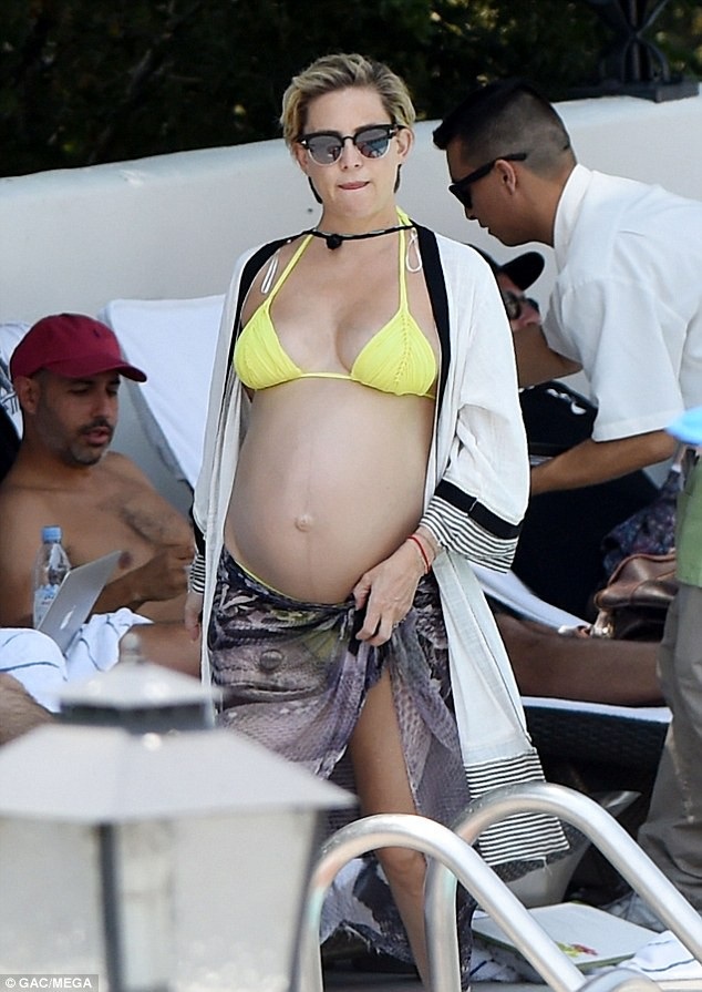 Diện bikini gợi cảm, Kate Hudson khoe bụng bầu căng tròn - 7
Kate và Danny, 32 tuổi, bắt đầu hò hẹn từ năm 2017. Họ thông báo về việc Kate mang bầu vào tháng 4 vừa rồi dù hai người chưa làm đám cưới.