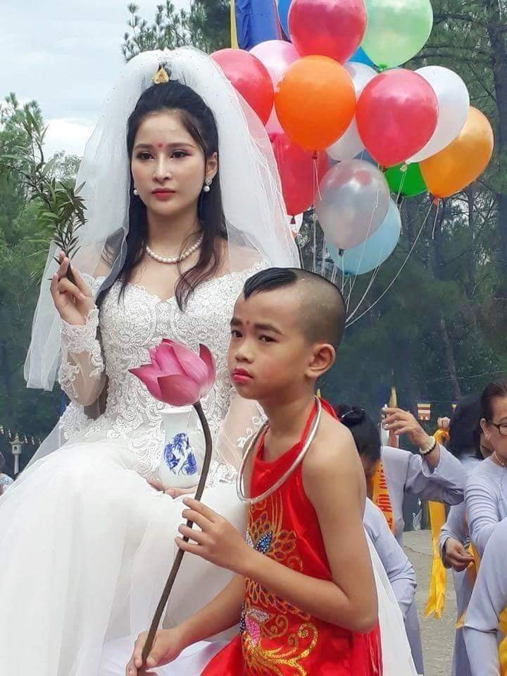 Cư dân mạng bất bình trước hình tượng Phật Quán Thế Âm… mặc váy cưới - 5 Cư dân mạng bất bình trước hình tượng Phật Quán Thế Âm… mặc váy cưới - 5