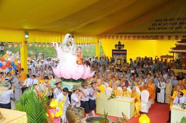 Cư dân mạng bất bình trước hình tượng Phật Quán Thế Âm… mặc váy cưới - 4 Phật Quán Thế Âm mặc áo cưới được rước vào khu làm lễ chính