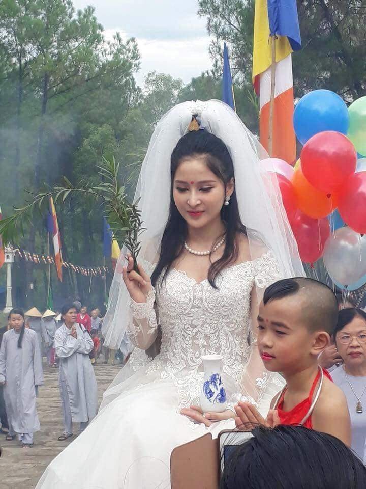 Cư dân mạng bất bình trước hình tượng Phật Quán Thế Âm… mặc váy cưới - 7 Cư dân mạng bất bình trước hình tượng Phật Quán Thế Âm… mặc váy cưới - 7