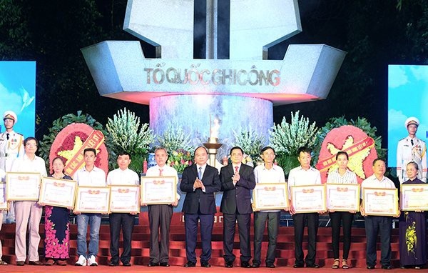 Thủ tướng ấn nút khai trương Cổng TTĐT về liệt sĩ - 4
Thủ tướng Nguyễn Xuân Phúc và Trưởng ban Tổ chức Trung ương Phạm Minh Chính trao Bằng Tổ quốc ghi công cho thân nhân gia đình các liệt sĩ. Ảnh: VGP