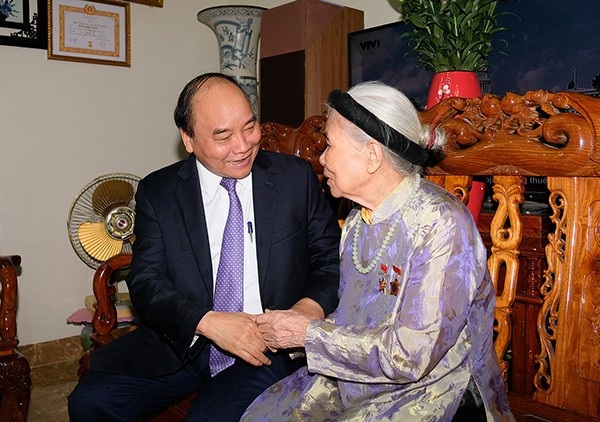 Thủ tướng ấn nút khai trương Cổng TTĐT về liệt sĩ - 6
Thủ tướng Nguyễn Xuân Phúc thăm Mẹ Việt Nam Anh hùng Nguyễn Thị Tẹo ở thị xã Sơn Tây. Ảnh: VGP