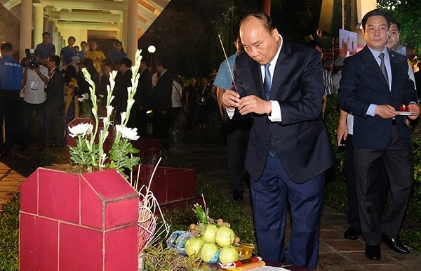 Thủ tướng ấn nút khai trương Cổng TTĐT về liệt sĩ - 3
Thủ tướng Nguyễn Xuân Phúc thắp hương cho các liệt sĩ. Ảnh: VGP