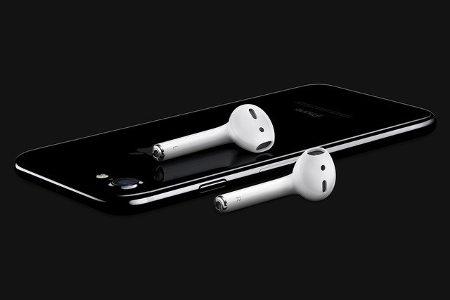 "Choáng" với tai nghe AirPods mạ vàng, đính kim cương, đắt gấp 10 iPhone X - 1 "Choáng" với tai nghe AirPods mạ vàng, đính kim cương, đắt gấp 10 iPhone X - 1