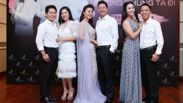 Phản ứng bất ngờ của vợ Trọng Tấn, Đăng Dương, Việt Hoàn khi chồng bị chê…xấu - 2 Từ trái sang: vợ chồng ca sĩ Trọng Tấn, vợ chồng Đăng Dương và vợ chồng ca sĩ Việt Hoàn.