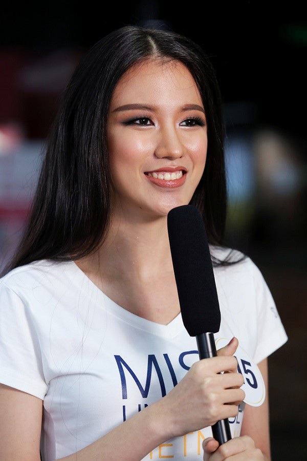 Ngỡ ngàng đường cong của 4 biên tập viên VTV với áo tắm nóng bỏng - 17 Cô đã lọt vào danh sách 25 người đẹp phía Bắc vào vòng Chung kết toàn quốc của Hoa hậu Việt Nam 2018. Thông tin này gây bất ngờ vì Tuyết Trang không tham gia dự án nhân ái nào của cuộc thi năm nay. Theo chia sẻ từ BTC Hoa hậu Việt Nam, việc Tuyết Trang được “đặc cách” bởi cô là 1 trong 6 đại biểu Việt Nam tham gia chương trình tình nguyện về bảo tồn di sản thiên nhiên dành cho các bạn trẻ Đông Nam Á (AYVP) tại Malaysia trong khoảng thời gian từ 24/7 - 20/8.