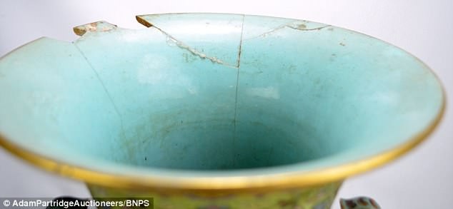 Bình gốm để đựng gậy suốt 40 năm bỗng tăng giá 550 lần - 4 Khi những mảnh gốm rơi ra, bà cụ từng dùng keo tự gắn một cách rất đơn giản, nhưng sau đây, khi chiếc bình đã về tay vị chủ nhân mới, nó sẽ được chăm sóc cẩn trọng hơn rất nhiều.