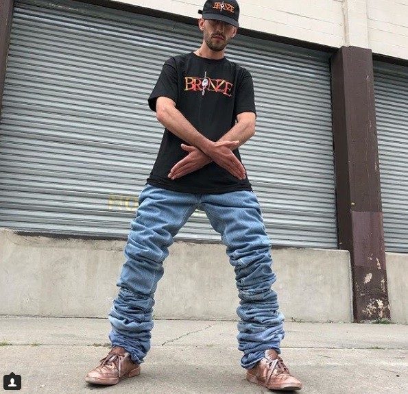 Khi mặc vào, ống quần siêu dài trông sẽ như thế này. Ống quần này hẳn cũng không dễ chịu trong ngày hè nóng nực và cũng khá bất tiện cho các vận động thường nhật.