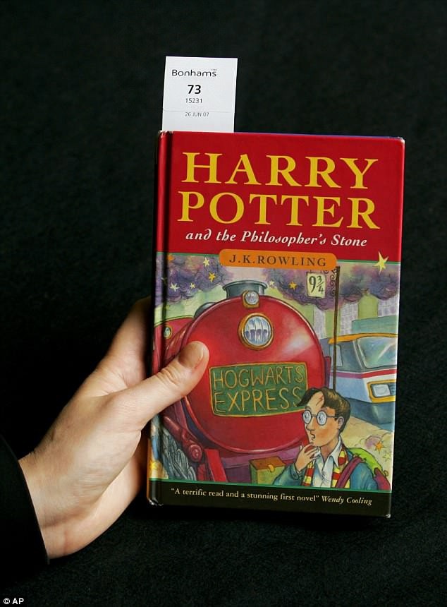 Cuốn sách cũ đáng giá cả gia tài - 1 Những cuốn “Harry Potter và Hòn đá Phù thủy” (1997) nằm trong lượt xuất bản đầu tiên rất quý hiếm, và chỉ có 500 cuốn từng được tung ra thị trường.