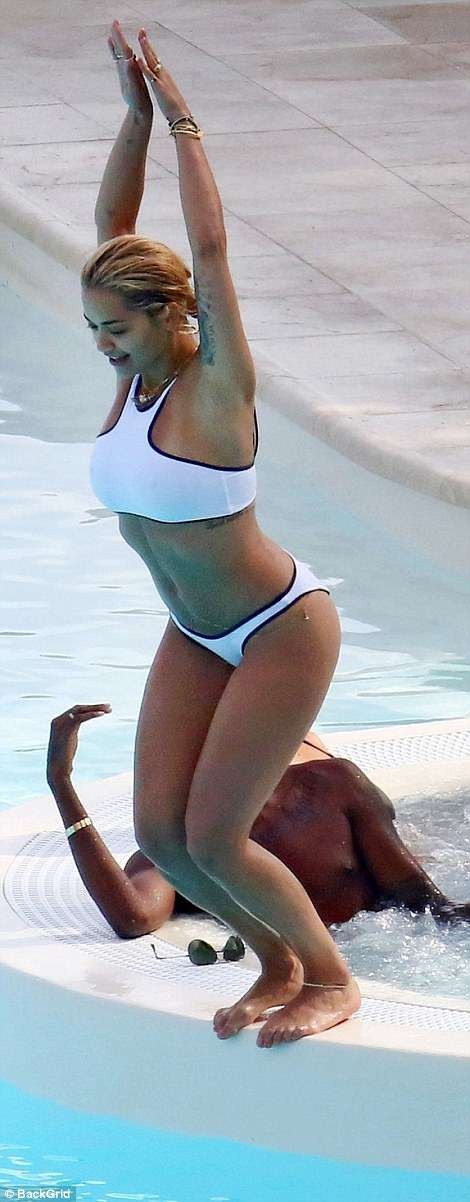 Rita Ora gợi cảm trong kỳ nghỉ ở Pháp - 6
Nữ ca sỹ nổi tiếng xứ sương mù đã có những ngày tháng rất bận rộn, liên tục đi biểu diễn vài tháng trở lại đây