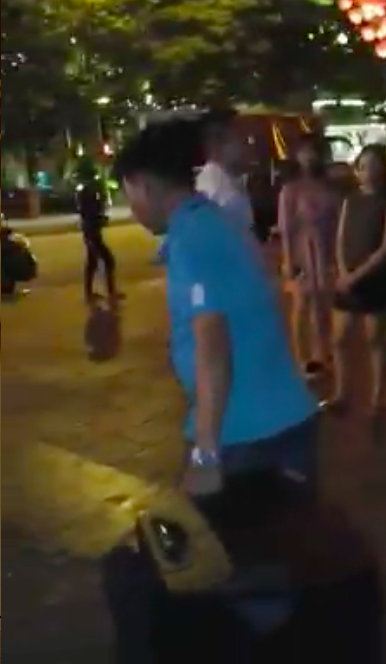 Cán bộ phường tịch thu nhạc cụ của nhóm nhạc đường phố - 1 Cán bộ phường tịch thu nhạc cụ của nhóm nhạc đường phố ở Đà Nẵng (hình ảnh trích xuất từ clip do một tài khoản cá nhân đăng trên mạng xã hội facebook)