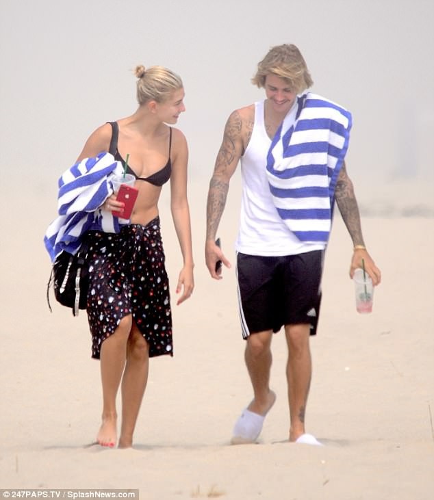 Justin Bieber hạnh phúc bên Hailey Baldwin sau khi chia tay Selena Gomez - 1
Justin Bieber và Hailey Baldwin trông thật đẹp đôi và hạnh phúc khi cùng nhau đi dạo trên bãi biển, ngày 3/7. Cặp đôi mới công khai quan hệ cách đây không lâu.