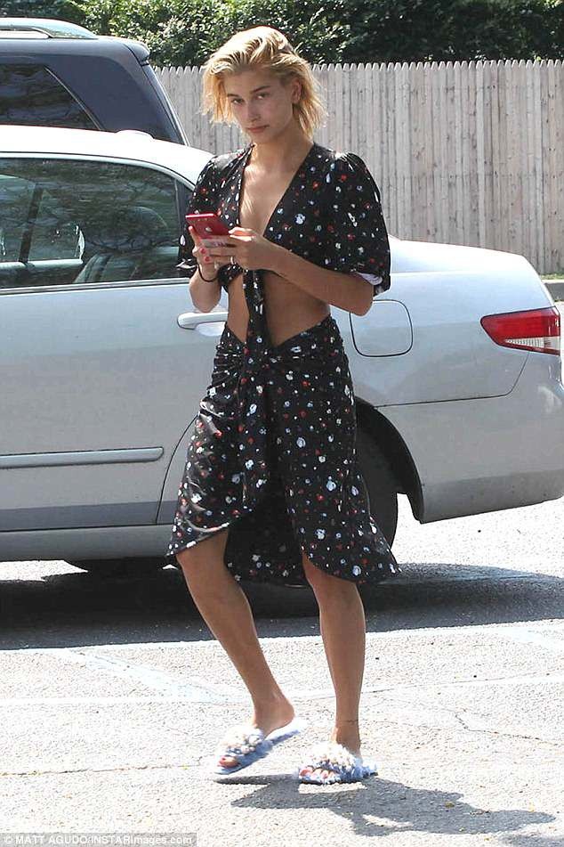Justin Bieber hạnh phúc bên Hailey Baldwin sau khi chia tay Selena Gomez - 10
Nói về mối quan hệ với Justin, Hailey cho hay: “Justin và tôi đã là bạn bè thân thiết trong một thời gian dài. Tôi gặp anh ấy khi tôi còn khá trẻ và anh ấy là một trong những người bạn thân nhất của tôi. Mọi người đều hiểu rằng, đến một lúc nào đó mối quan hệ đó sẽ chuyển sang trạng thái khác và chuyện đó đã xảy ra với tôi khi tôi mới 18, 19 tuổi. Chúng tôi đã trải qau một giai đoạn dài không còn là bạn của nhau. Chúng tôi không còn nói chuyện với nhau thường xuyên và có nhiều chuyện kỳ lạ xảy ra. Chúng tôi đã bỏ qua quá khứ. Tôi chưa bao giờ trải qua một mối quan hệ nào như thế. Nhưng cả hai chúng tôi đều nhận ra rằng, chúng tôi tốt hơn nên là bạn. Anh ấy là một người tôi rất trân trọng. Và giờ đây chúng tôi đều đã trưởng thành hơn. Mọi thứ đã tốt hơn”.