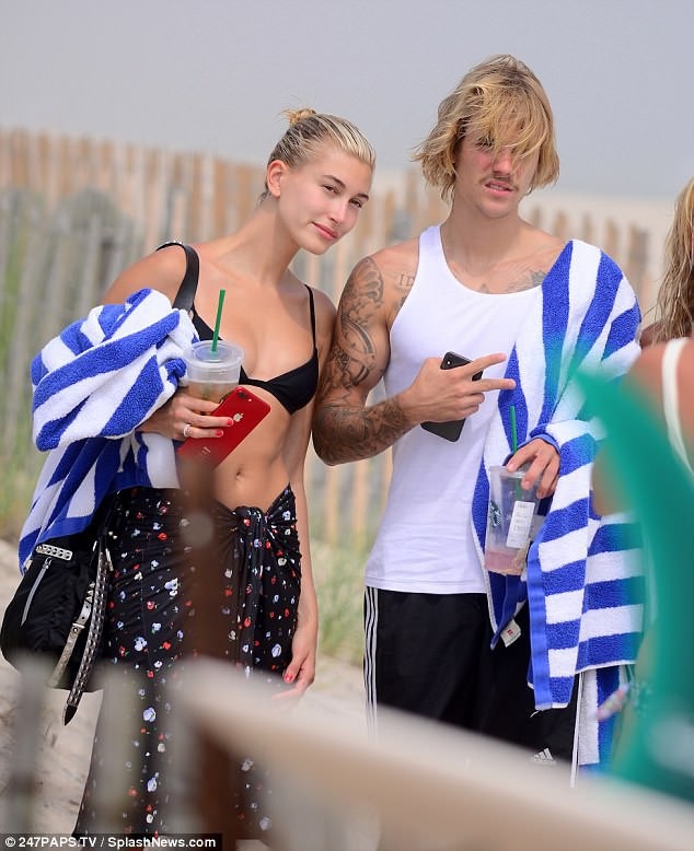 Justin Bieber hạnh phúc bên Hailey Baldwin sau khi chia tay Selena Gomez - 4
Hailey mới 21 tuổi và là bạn của Justin trước khi họ trở thành tình nhân vào năm 2016. Sau khi chia tay với Justin, Hailey từng hò hẹn với Shawn Mendes.
