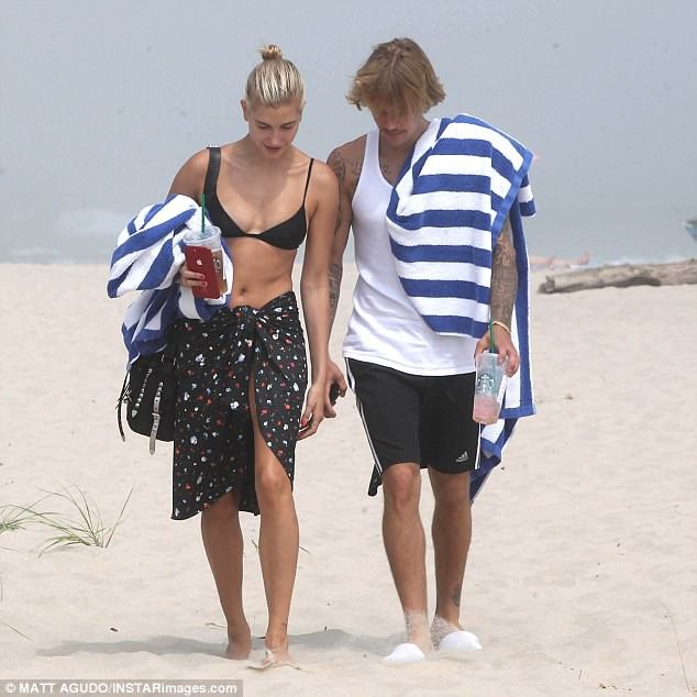 Justin Bieber hạnh phúc bên Hailey Baldwin sau khi chia tay Selena Gomez - 3
Justin từng suy sụp và buồn bã sau khi Selena Gomez chia tay anh hồi tháng 5 vừa rồi. Tuy nhiên, chỉ sau hơn một tháng, kể từ khi nối lại quan hệ với Hailey, nụ cười và tâm trạng vui vẻ đã trở lại với Justin.
