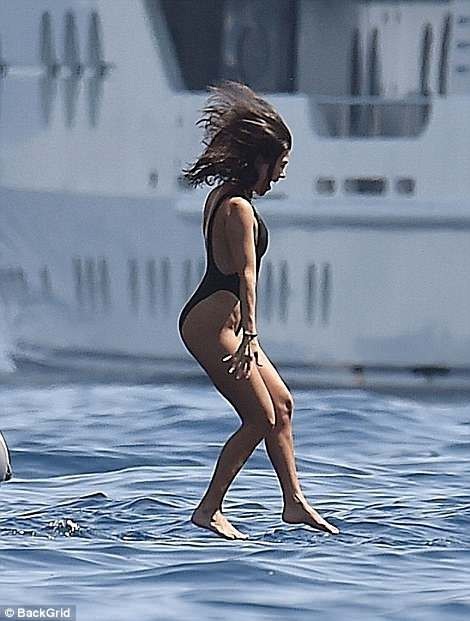 Kourtney Kardashian: Ba con vẫn quyến rũ "chết người"! - 12
Kourtney thuộc tuýp phụ nữ năng động, tự tin và cá tính. Cô sở hữu khối tài sản khoảng 35 triệu USD.
