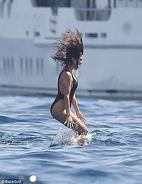 Kourtney Kardashian: Ba con vẫn quyến rũ "chết người"! - 10 Kourtney Kardashian: Ba con vẫn quyến rũ "chết người"! - 10