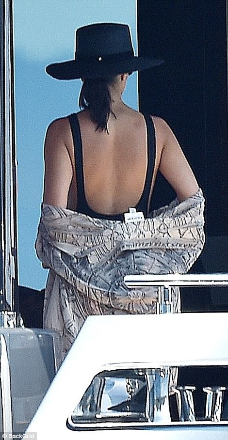 Kourtney Kardashian: Ba con vẫn quyến rũ "chết người"! - 14 Kourtney Kardashian: Ba con vẫn quyến rũ "chết người"! - 14
