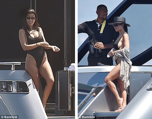 Kourtney Kardashian: Ba con vẫn quyến rũ "chết người"! - 24
Kourtney hiện đang cố gắng cân bằng cuộc sống của một bà mẹ chu đáo và một nghệ sĩ bận rộn. Cô cho biết, điều quan trọng nhất trong cuộc sống của cô chính là ba đứa con đang tuổi trưởng thành.