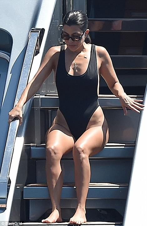 Kourtney Kardashian: Ba con vẫn quyến rũ "chết người"! - 23 Kourtney Kardashian: Ba con vẫn quyến rũ "chết người"! - 23