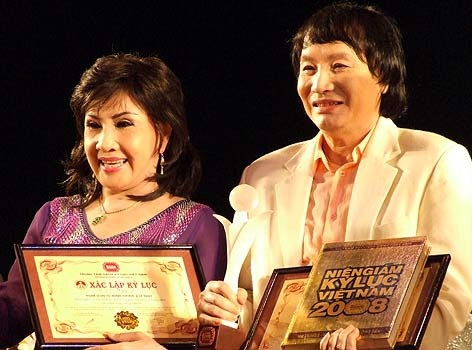 NSƯT Minh Vương: “Thiếu công bằng khi 3 lần đánh trượt tôi khỏi danh hiệu NSND” - 2 Minh Vương - Lệ Thủy được trao kỷ lục là cặp đôi nghệ sĩ gắn bó lâu nhất trên sân khấu cải lương.