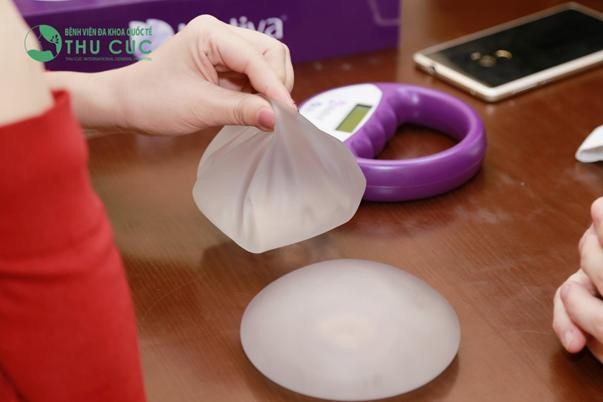 Vòng 1 nhảy size nhờ 3 loại nước dễ kiếm - 5 Các phương pháp nâng ngực này đều được thực hiện với quy trình bài bản, khoa học, bởi đội ngũ bác sĩ thẩm mỹ có trình độ chuyên môn cao sẽ mang đến cho chị em khuôn ngực căng tròn, tự nhiên như thật, hài hòa tuyệt đối với cơ thể. Nữ ca sĩ Phùng Khánh Linh đã “tân trang” vòng 1 của mình rồi, bạn thì sao?
