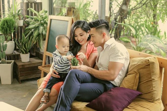 Từ khi con trai ra đời, cặp đôi đã biết hài hòa cuộc sống của mình để luôn hạnh phúc bên nhau.