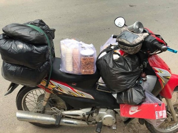 Những nghề kiếm bạc triệu ngày nắng nóng - 2 Một chuyến giao hàng của shipper ngày nắng nóng có thể kiếm đến 700.000 đồng/ngày.