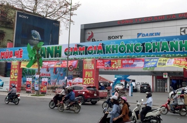 Mua điều hòa chống nóng trong ngày hè oi bức cần lưu ý gì? - 1 Rất nhiều cửa hàng, siêu thị đang tung chiêu khuyến mãi khủng khi mua và lắp đặt điều hòa, thiết bị làm mát.