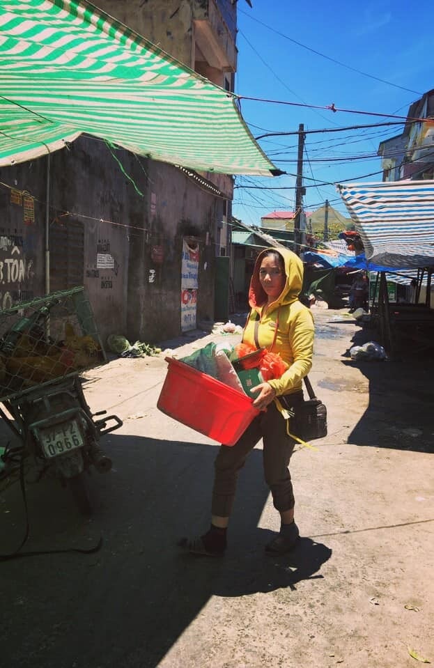 "Cay mắt" với hình ảnh mưu sinh trong cái nắng nóng cực điểm - 1 “Đồng tiền chân chính làm ra khó lắm. Có thu nhập ổn định là may rồi, chứ vất vả ai cũng như ai thôi”, chị H. – một tiểu thương ở chợ Nghi Phú (TP Vinh chia sẻ).
