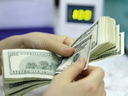 Ngân hàng Nhà nước can thiệp, tỷ giá USD/VND "hạ nhiệt" - 1
Ngân hàng Nhà nước giảm mạnh giá bán USD cho các thành viên tham gia thị trường, tỷ giá USD/VND đã có sự điều chỉnh đi xuống và bám sát mốc 23.000 đồng/1 USD.